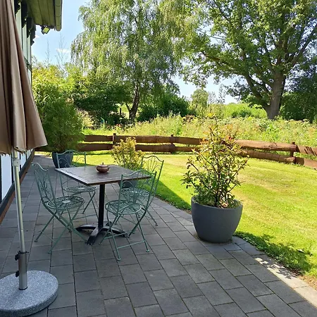Kleine Landhaus-wohnung Im Freistehenden Fachwerkhaus *